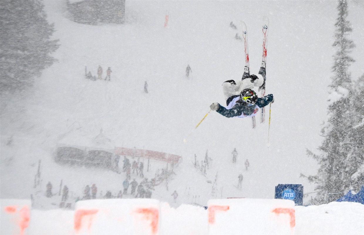 Mogul skiing competition