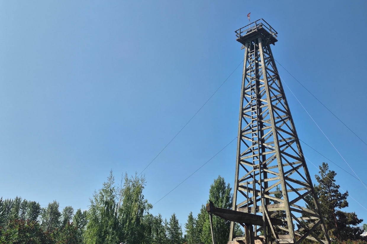 The Oil Derrick at the Visitor Centre looking south. 10.45am, Tuesday, June 17th, 2025
