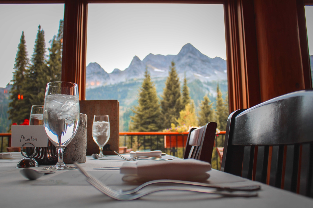 Tamarack Dining Room at Island Lake Lodge