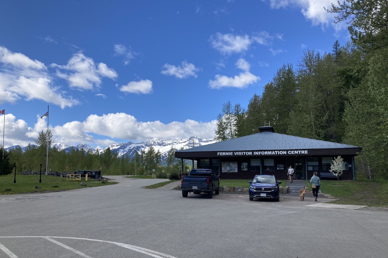 Fernie Visitor Information Centre looking SW. 10.45am, Wednesday, May 21st, 2025.