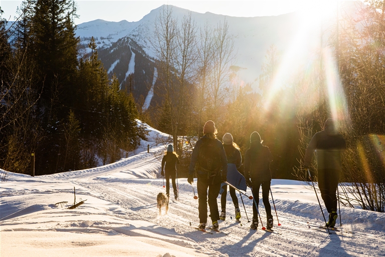 Family cross-country skiing in Montane