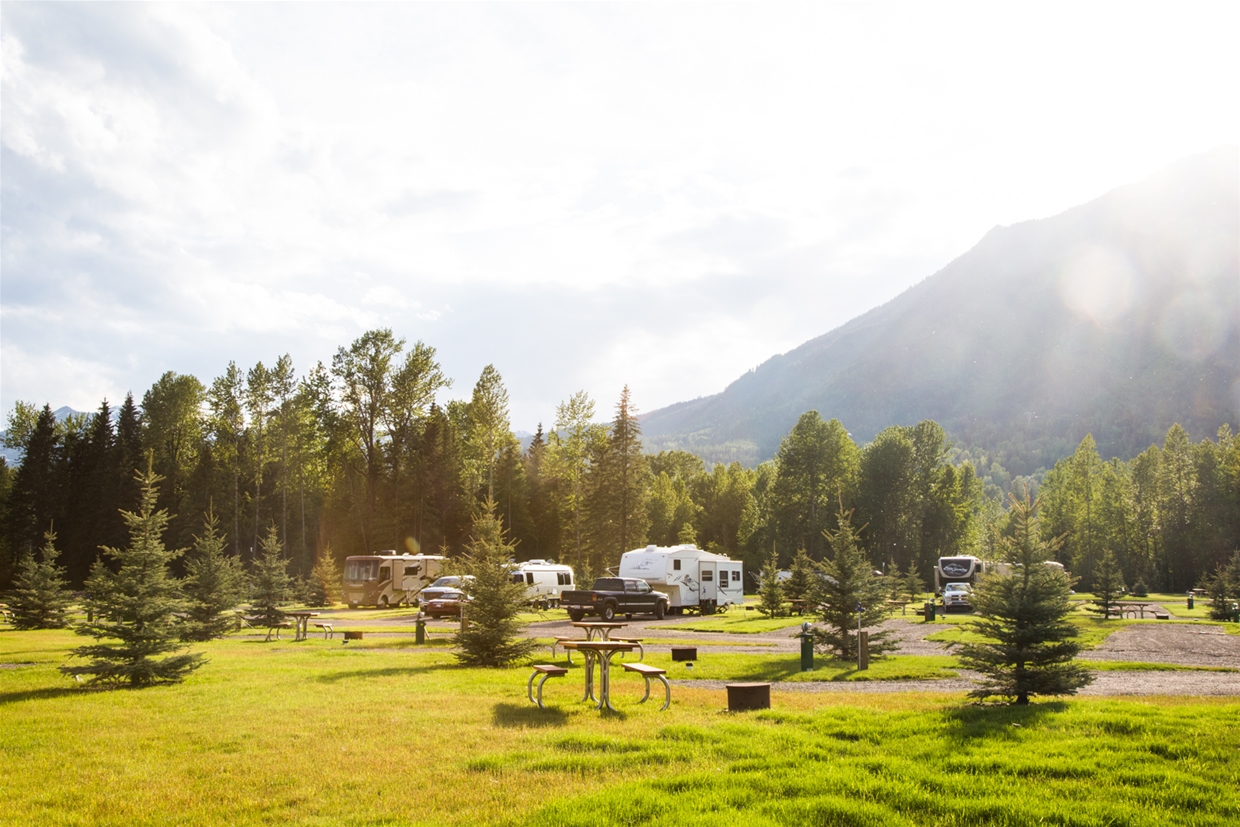 Fernie RV Resort - Spacious Pull-in area
