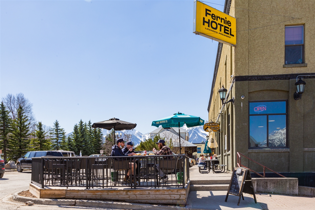 Outdoor dining at The Fernie Taphouse