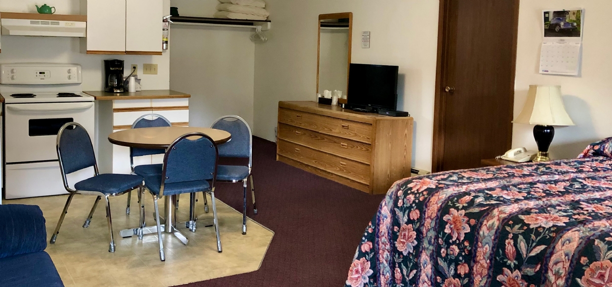 Suite with a kitchenette and a 2nd bedroom