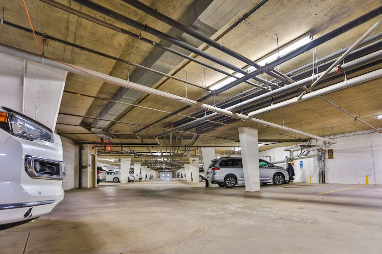 Silver Rock - well appointed with indoor pool, gym and heated parking