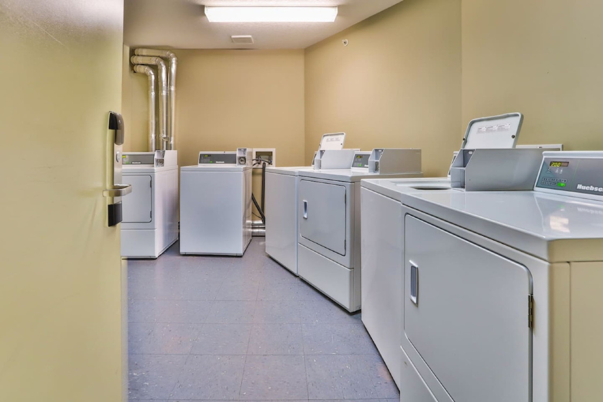 Silver Rock - well appointed with indoor pool, gym and heated parking