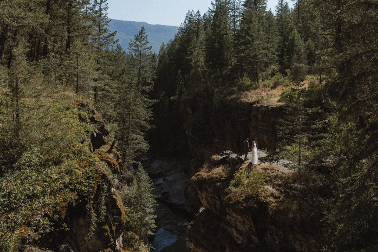 Making the most of the spectacular landscape for stunning wedding portraits