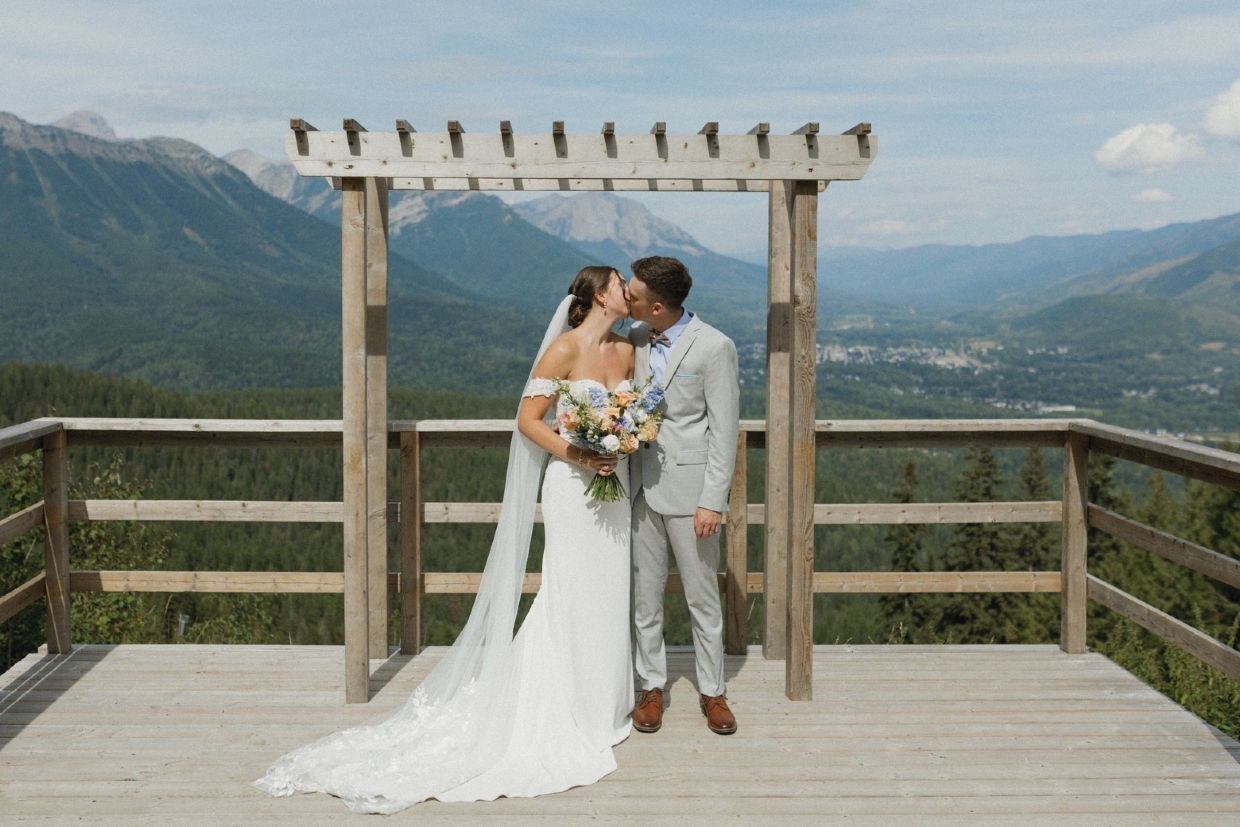 Making the most of the spectacular landscape for beautiful wedding portraits