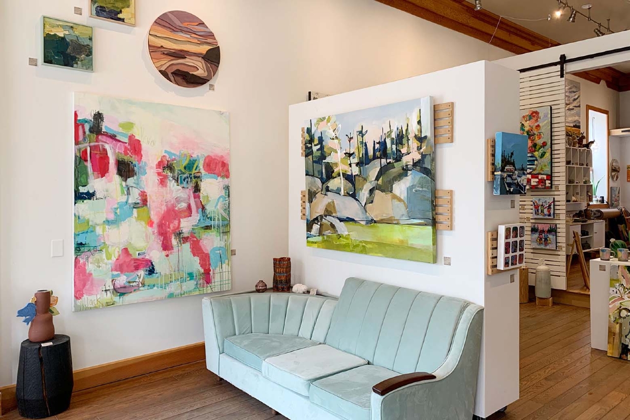 Relax in the bright and cheerful interior and chat with local artists