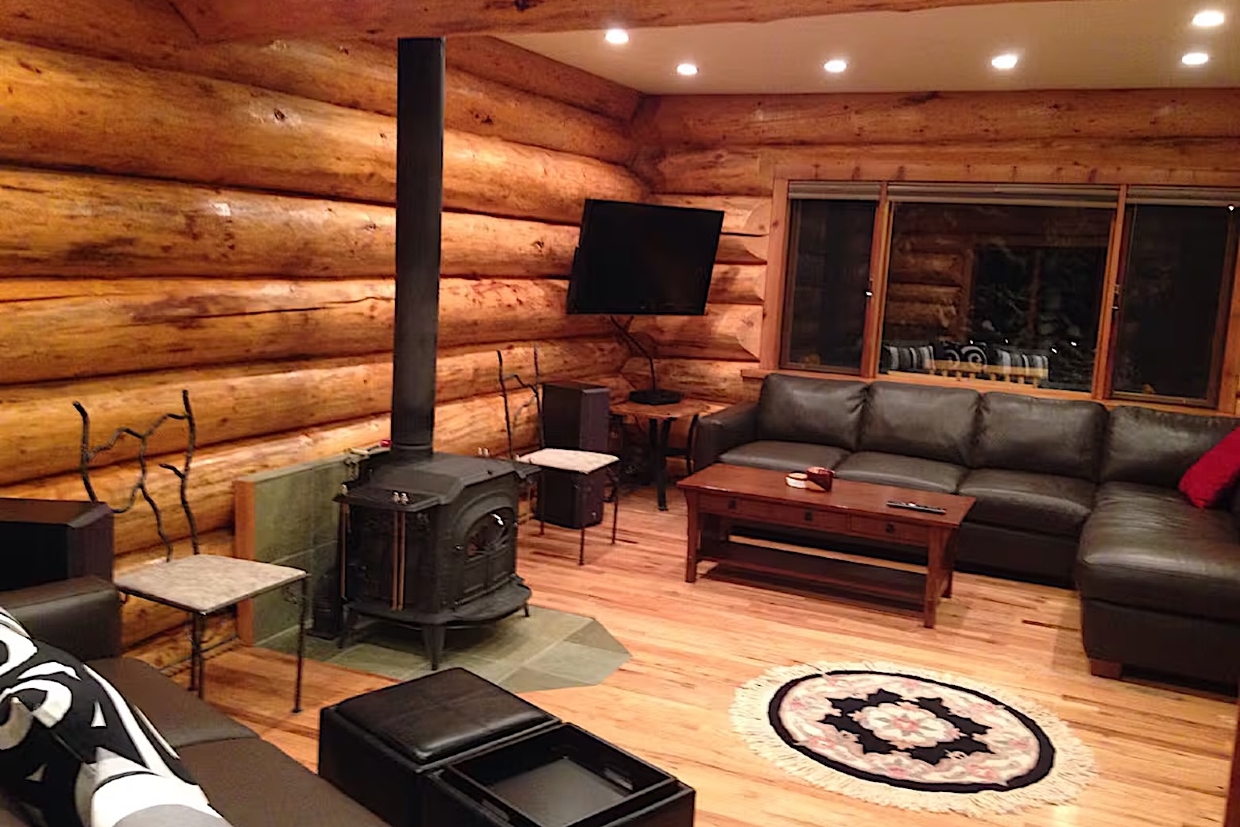 Fernie Log Cabin Spacious Lounge with Wood-burning Stove