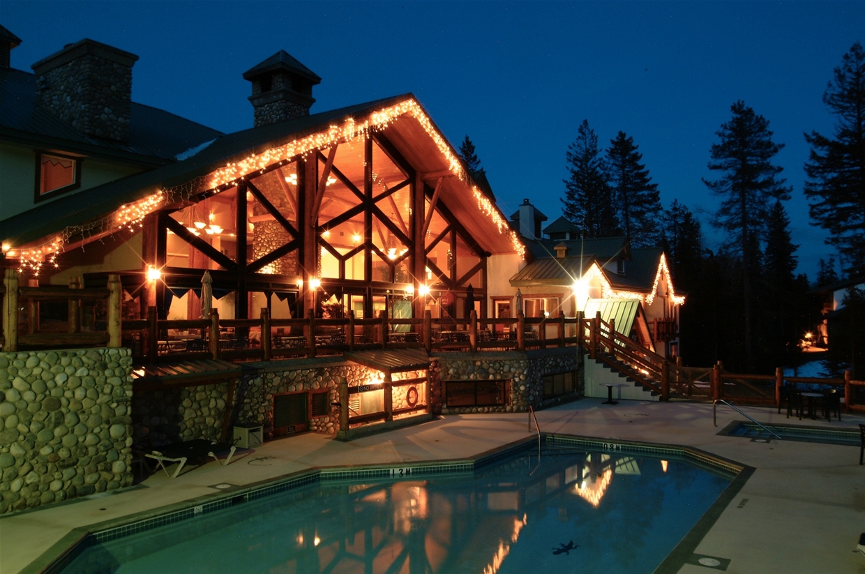 Lizard Creek Lodge in the Evening