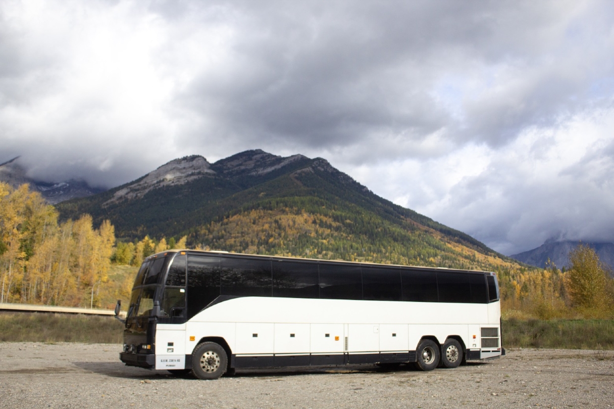 Large luxury vehicles for your whole team or group