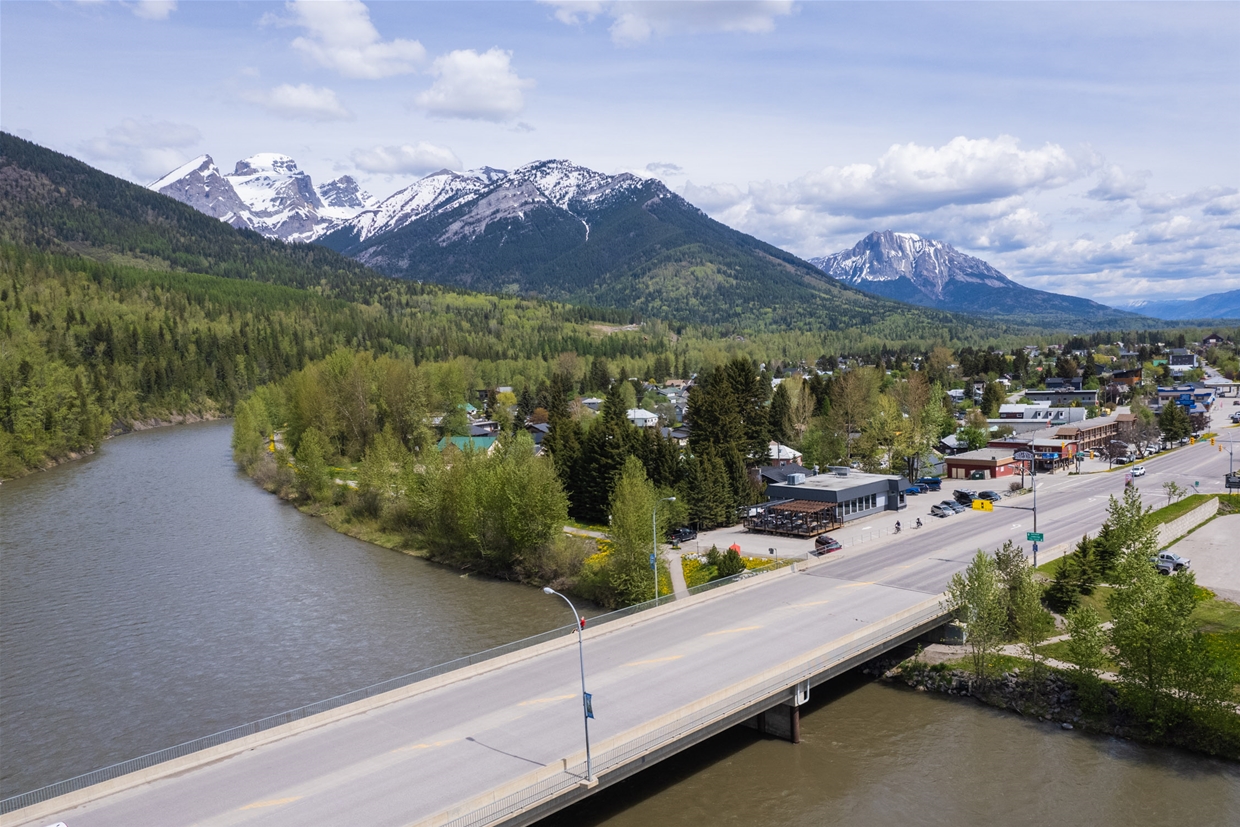 Dine by the Elk River at Bridge Bistro