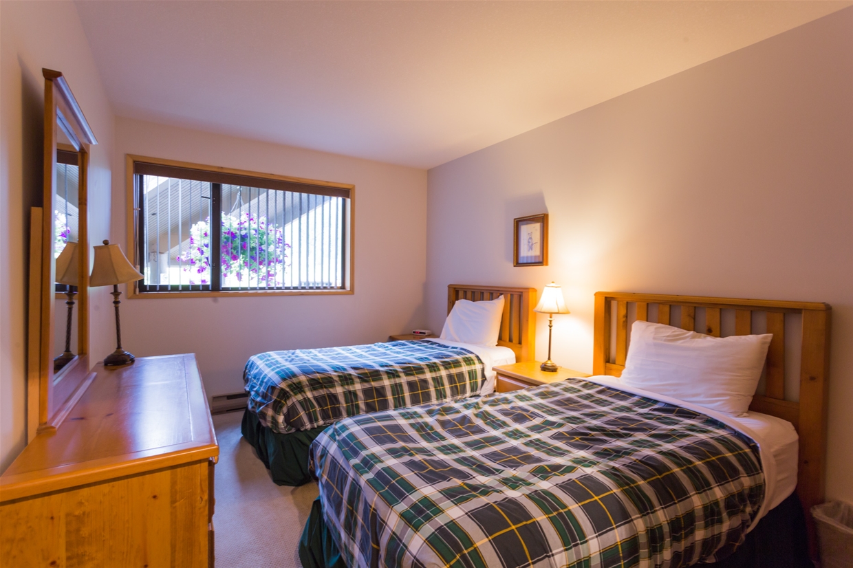 Twin bedroom in the condo suite