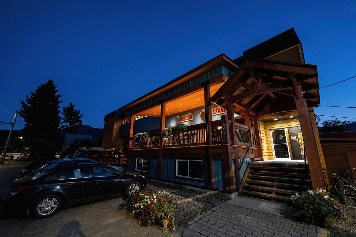 Raging Elk Adventure Lodging Summertime Exterior