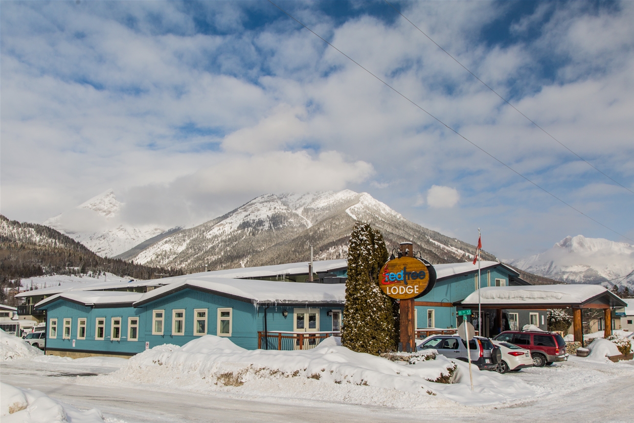 Red Tree Lodge - Just off Highway 3