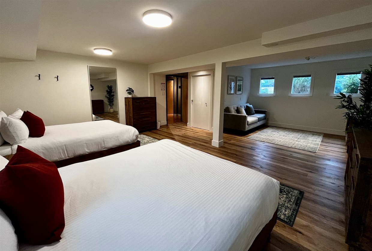 Comfortably sleeps 6 in 2 rooms