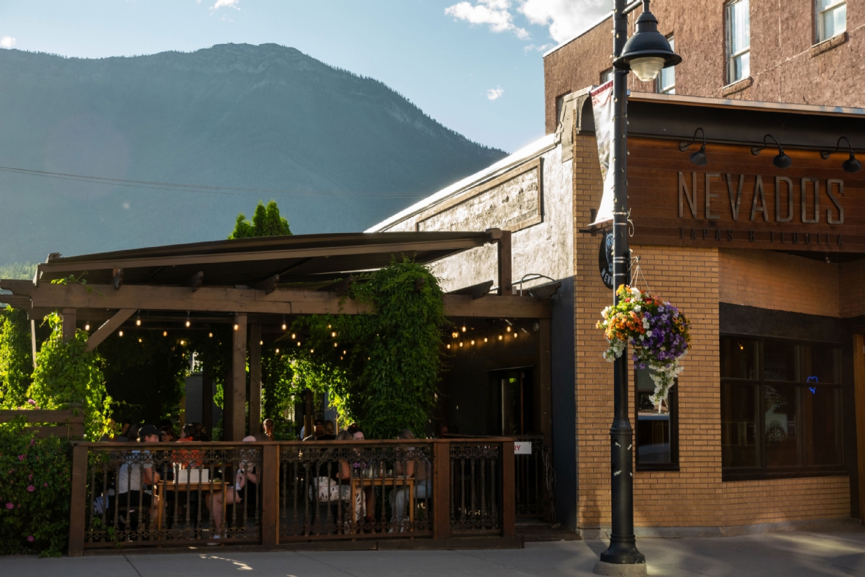 Nevados - Early evening patio dining on Second Ave